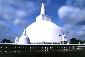 Ruwanweliseya in the Mahavihara complex