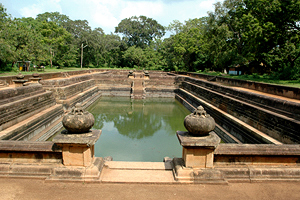 Zwillingsbecken Kuttam Pokuna in Kulturerbe-Stätte Anuradhapura