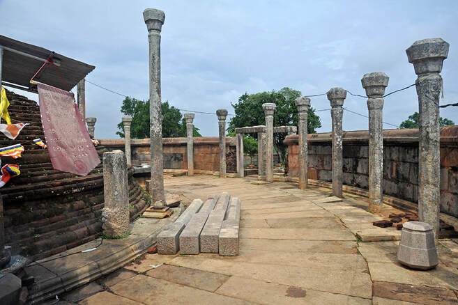 Stupa und Umwandlungsgang im Innern des Vatadage von Thiriyai in Sri Lanka