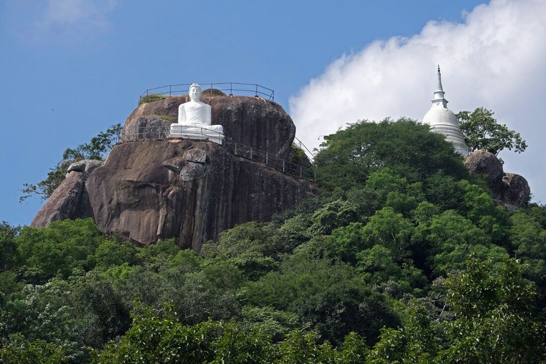 new Buddha statue and stupa of Handagala Kanda Gal Len Raja Maha Viharaya