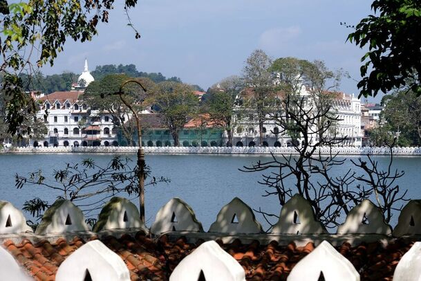 view from Malwatta to the Kandy Lake with Queen's Hotel