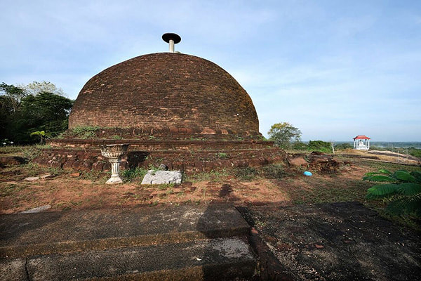 ancient stupa of Thammenakanda