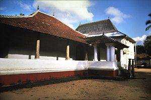 verandal-style temple building in Hanguranketa