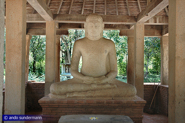 Seated Buddha statue in Diwulwewa