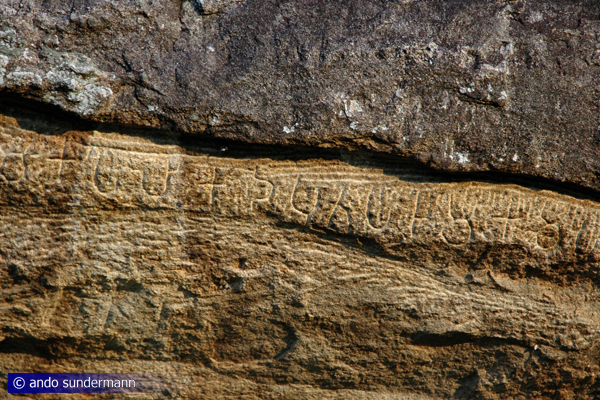 Inschriften in Brahmi-Buchstaben an Traufleiste einer Felsnische in Vessagiriya, Anuradhapura