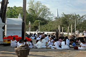 Zeremonie an der Thuparama Dagoba in der Heiligen Stadt Anuradhapura
