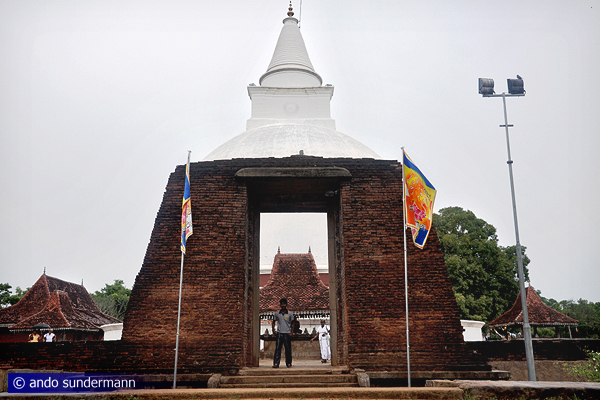 Stupa von Serurawila im Osten Sri Lankas