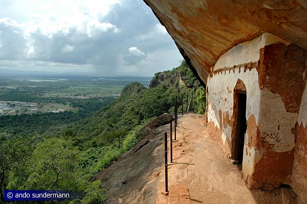 Eremiten-Höhlen von Dimbulagala bei Polonnarua