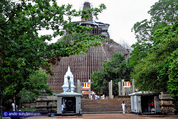 giant stupa Abhayagiri Dagoba