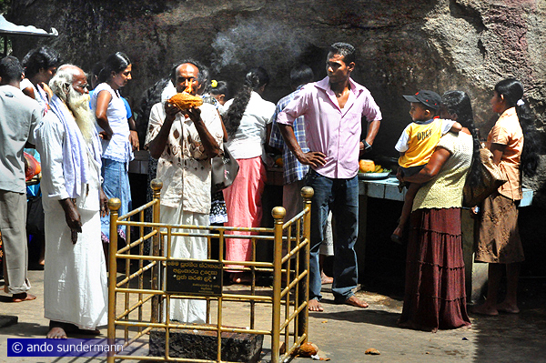 Rituale im Tempel Sankapala nahe Udawalawe