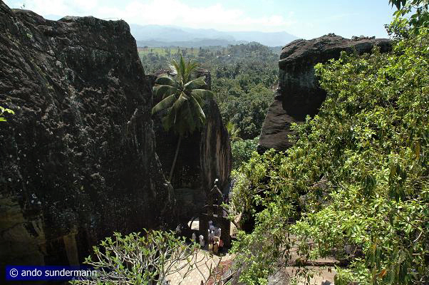 Felsen des historischen Klosters Aluvihara zentral in Sri Lanka