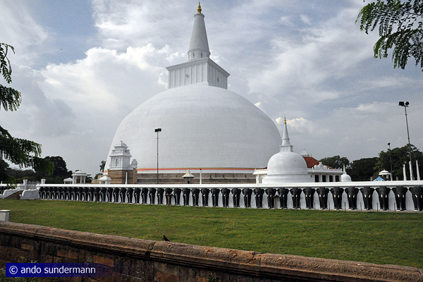 giant stupa Ruwanweliseya in Anuradhapura