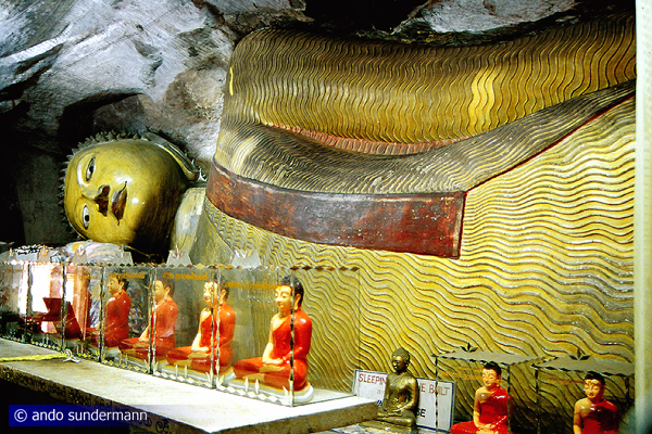 Liegender Buddha in Rasvehera in Sri Lankas Kulturdreieck