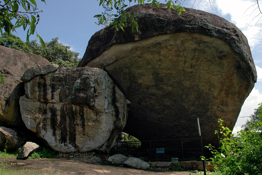 prehistoric abri in Thanthirimale
