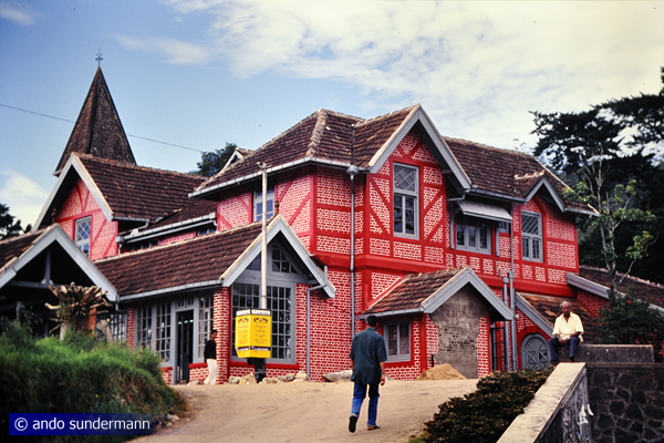 Postamt im kolonialen Landhaus-Stil in Nuwara Eliya in den Bergen Sri Lankas