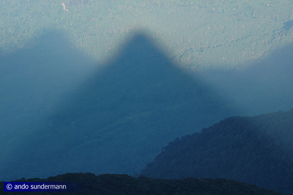 Dreiecks-Schatten des Heiligen Bergs Siri Pada in Sri Lanka