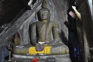 largest Buddha statue in the Yapawwa Raja Maha Viharaya