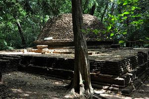 ancient stupa in Namal Uyana