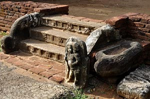 guardian statues at the eastern image house of Ramba Vihara