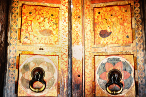 painted door in the Gadaladeniya temple