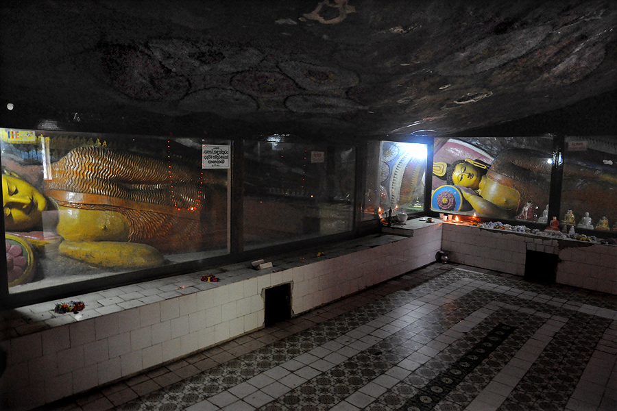Reclining Buddhas in the Dowa cave templePicture