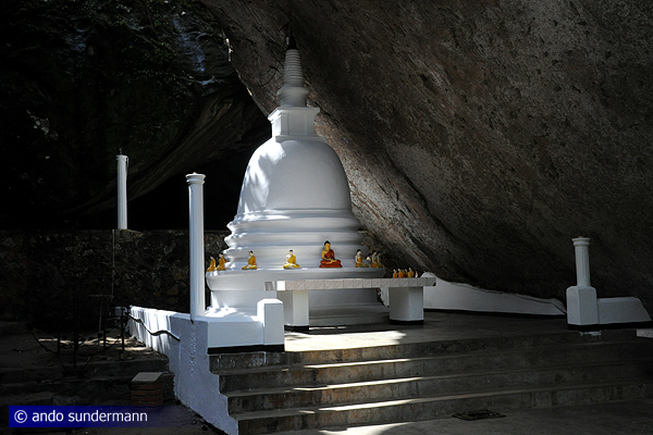 Stupa im historischen Klosterhöhlen-Komplex von Pilikuttuwa