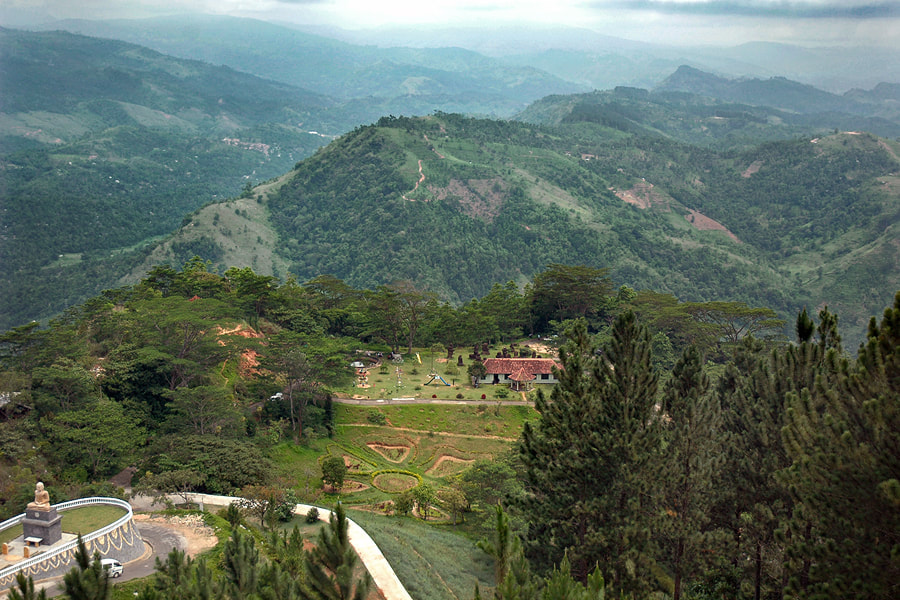 view from Ambuluwawa mountain to the hillcountry around Gampola and Nawalapitiya
