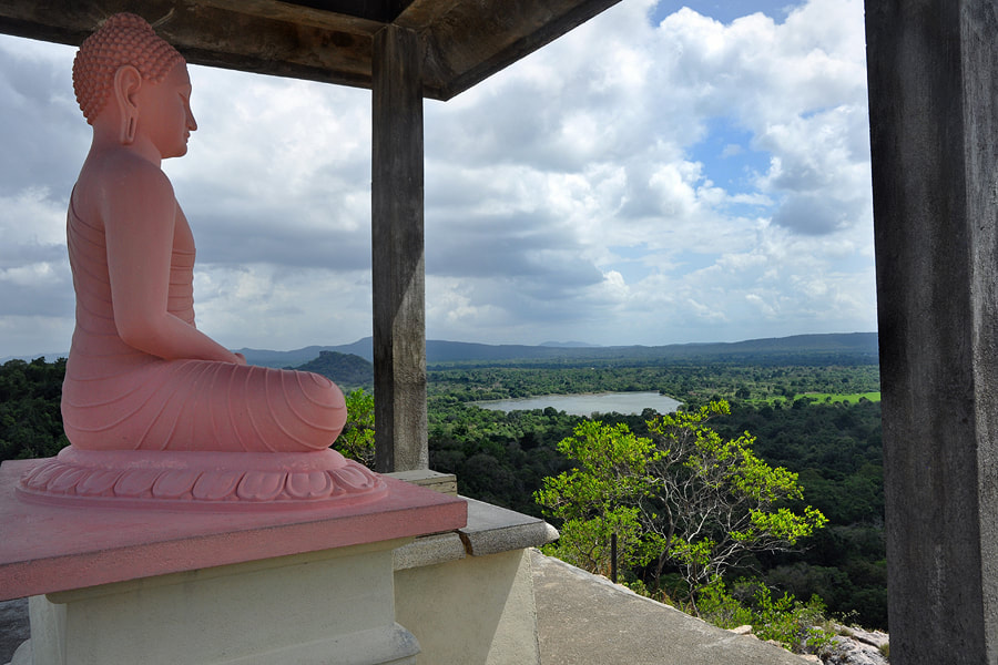 Buddha statue on Namal Uyana hill