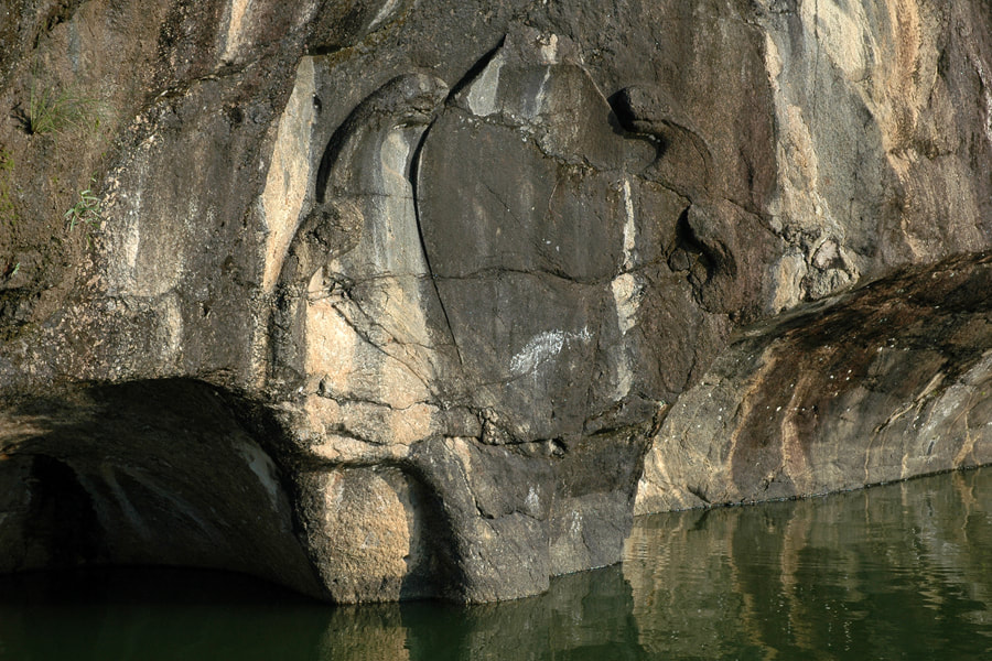 Relief einer Naga an der Rückseite des Schlangenteichs von Mihintale