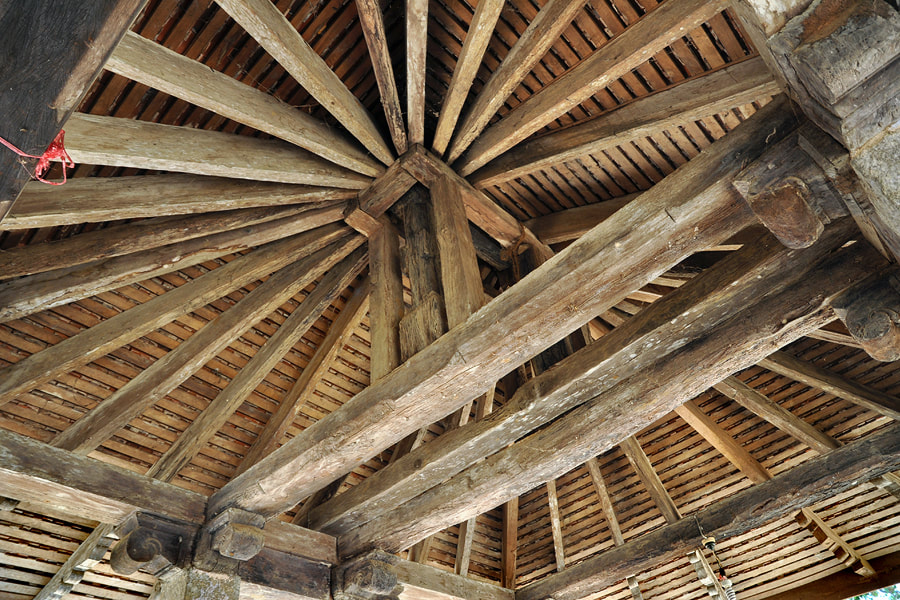 wooden roof in the Kandyan style covering the hall of the Dambadeniya temple