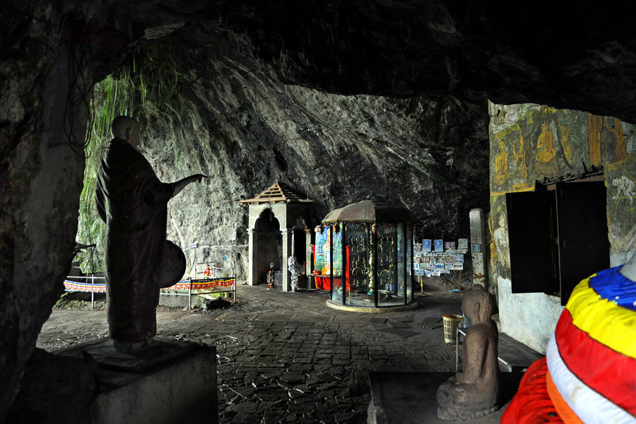 Divurumpola cave temple in Ratnapura District
