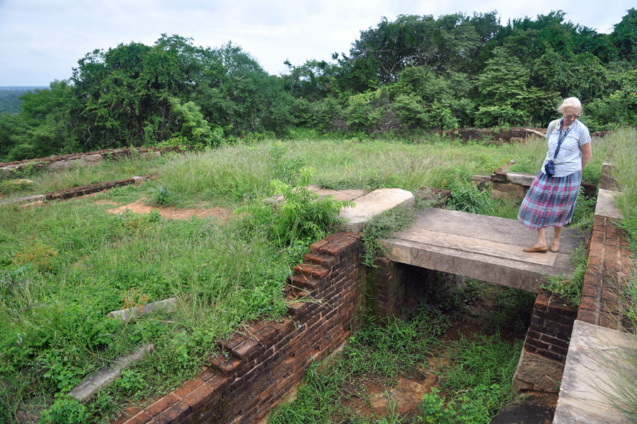 Monolitische Steinbrücke eines Padhanagara in Thiriyai bei Nilaveli in Sri Lanka