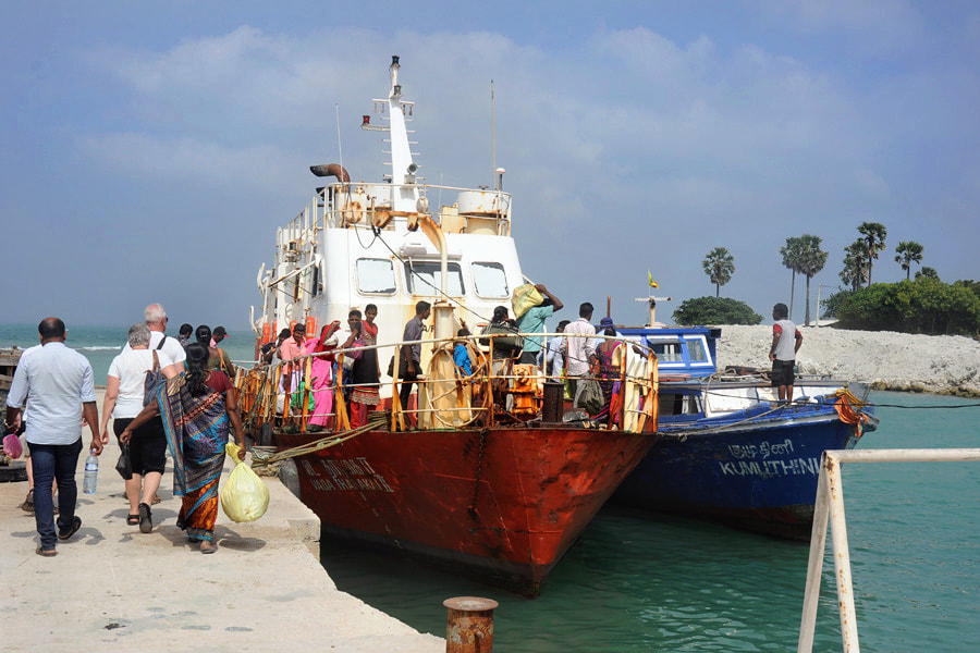 Passagier-Fähre im Hafen Thalaithurai der Insel Delft vor Sri Lanka