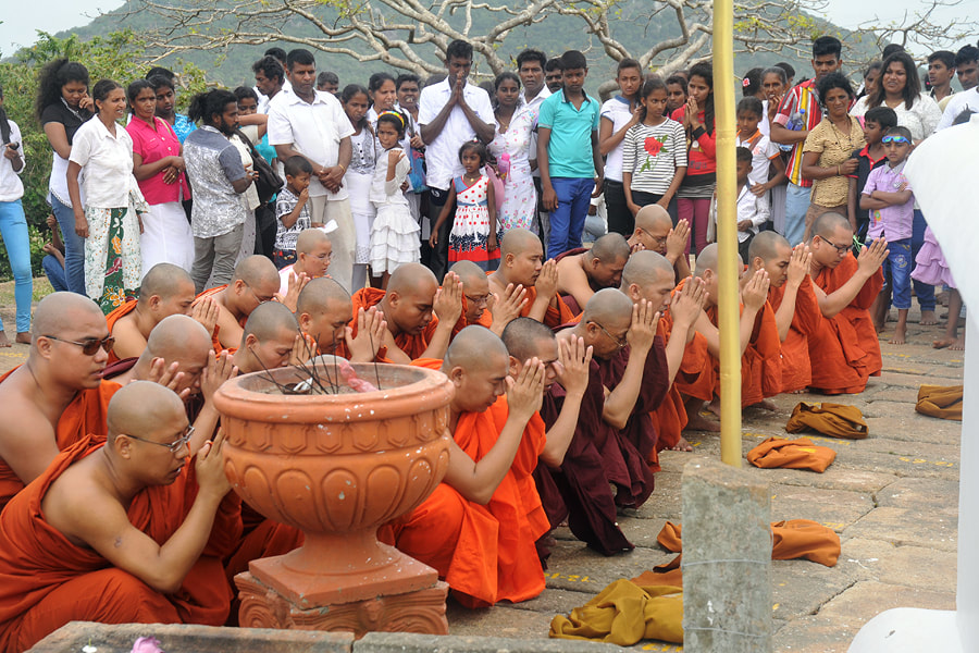 Poson Poya Feiern in Mihintale in Sri Lanka im Juni
