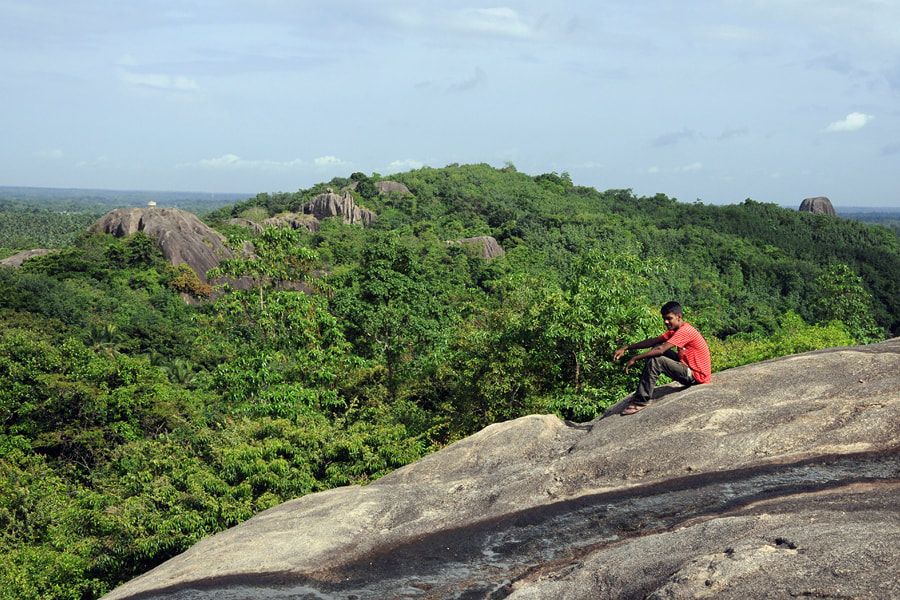 Aussichtspunkt auf dem Dig Thalawa von Pilikuttuwa nahe Colombo
