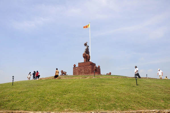 Kriegs- und Sieges-Gedenkstätte am Elefantenpass-Damm Sri Lankas 