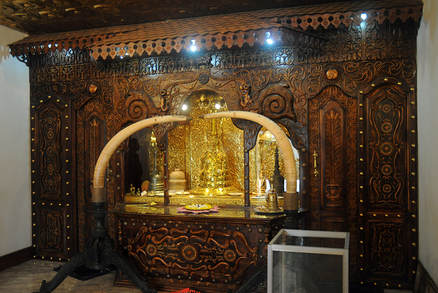 Reliquienkammer des Klosters Mihintale in Sri Lanka mit Geschenken aus Thailand