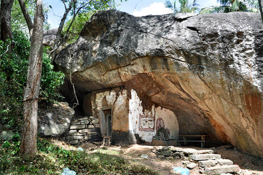Höhlentempelve im Heiligtum von Mihintale in Sri Lanka