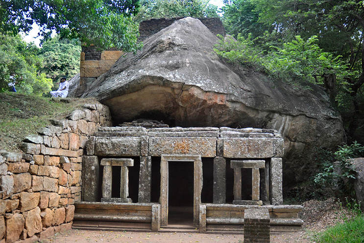 Höhle des sogenannten Badehauses am Kaludiya Pokuna in Mihintale