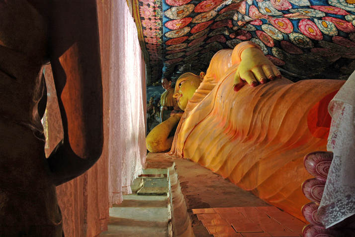 reclining Buddha in Doramadalawa near Mihintale