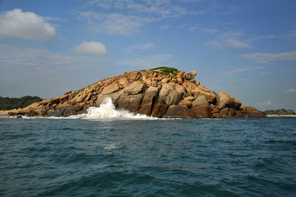 Elephant Rock surf spot to the south of Arugam Bay