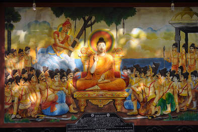 sitzender Buddha auf dem Juwelenthron predigt den Nagas
