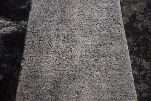 Stelen-Inschrift in Mihintale im Sattel der Ambasthala 