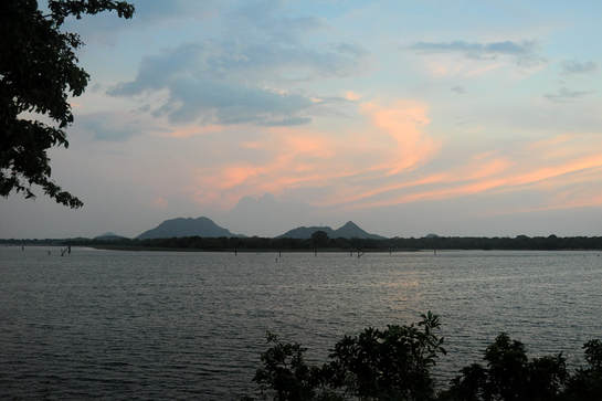 Mahakanadarawa-See mit Mihintale-Hügeln im Hintergrund