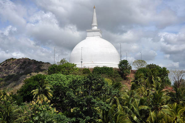 Stupa Mahaseya als Wahrzeichen von Mihintale 
