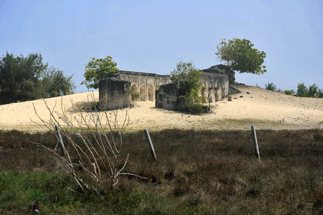 Ruinen der Antoniuskirche versunken in den Sanddünen von Manalkadu