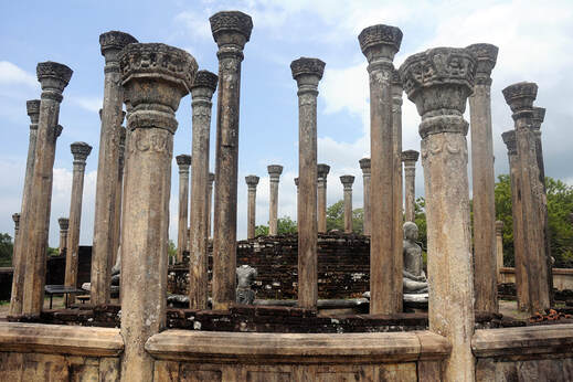 columns of the Medirigirya Vatadage