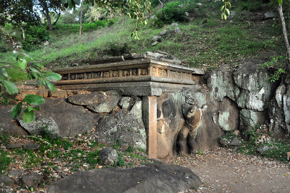 antiker Löwen-Brunnen Singha Pokuna in Mihintale in Sri Lanka