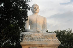 neeue Buddha-Statue am Mahakanadarawa Wewa bei Mihintale