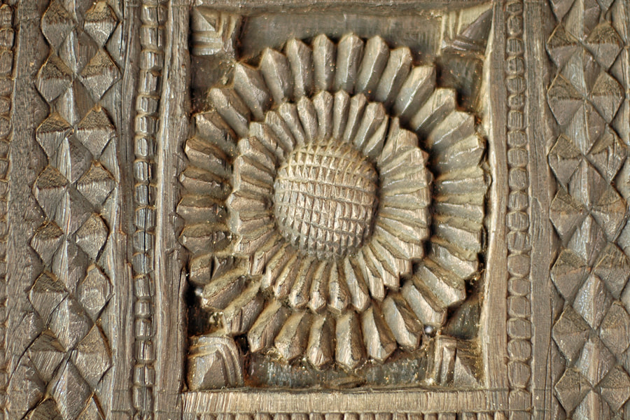 flower woodcarving in the Embekke temple